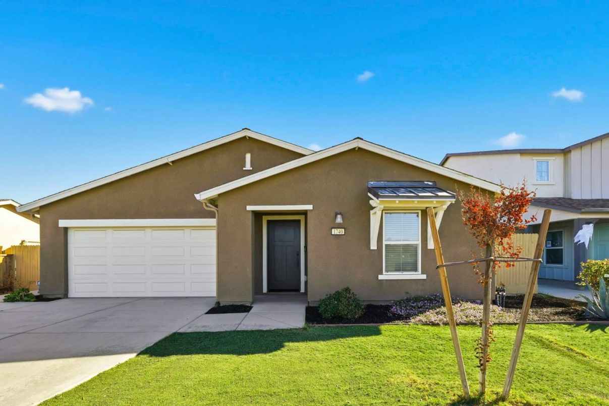 Attached, Exterior, Facade, American Craftsman