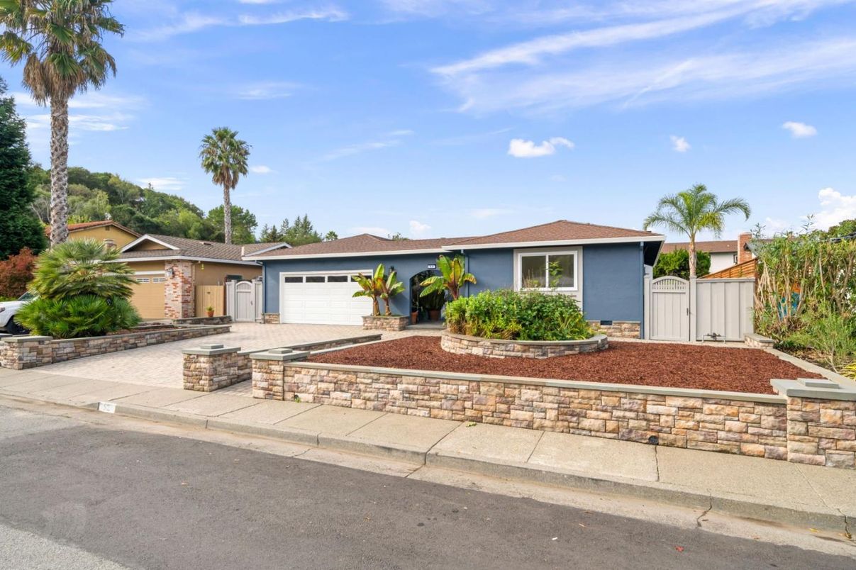 Attached, Exterior, Facade, Ranch