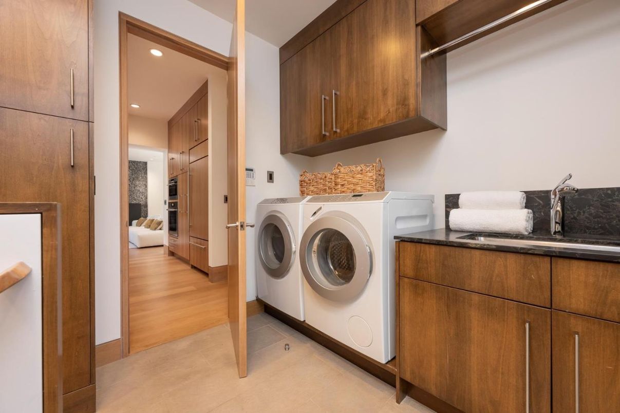 Interior, Recessed Lighting, Washer, Wood Texture Flooring
