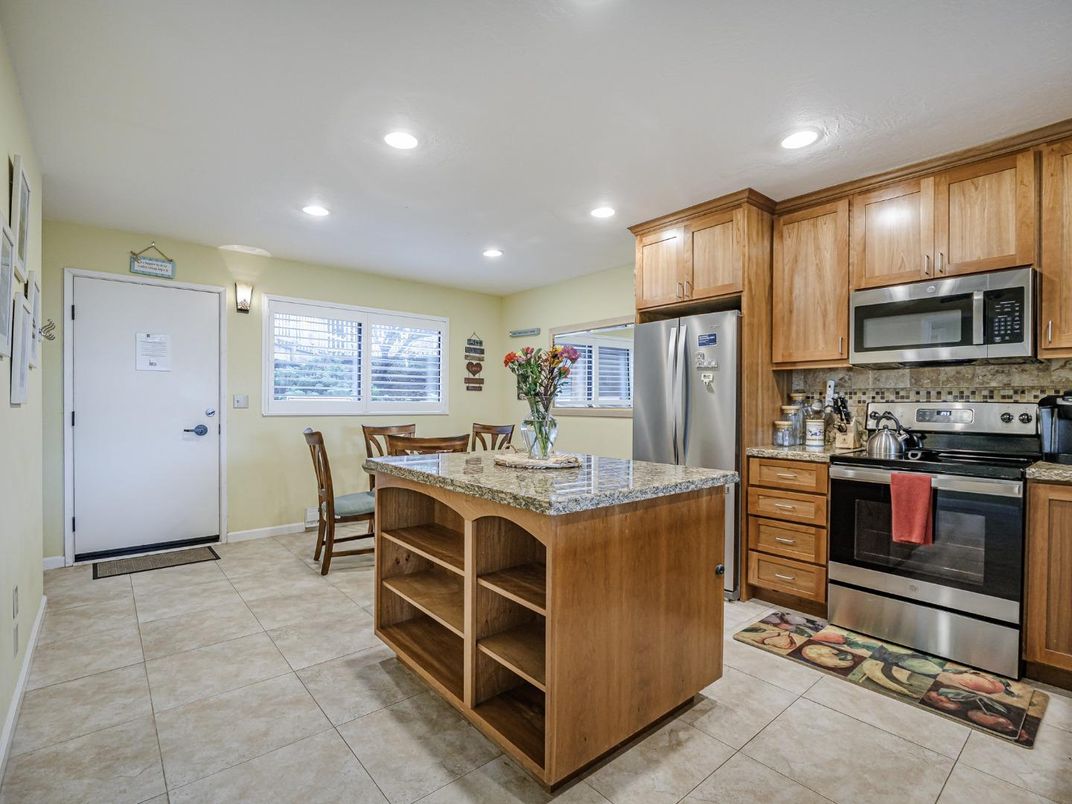 Dining room, Interior, Kitchen, Recessed Lighting, Stainless Steel Appliances