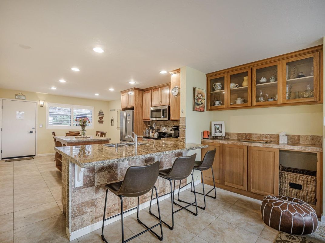 Dining room, Interior, Kitchen, Recessed Lighting, Stainless Steel Appliances