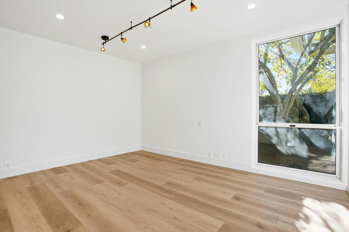 Empty room, Interior, Recessed Lighting, Wood Texture Flooring