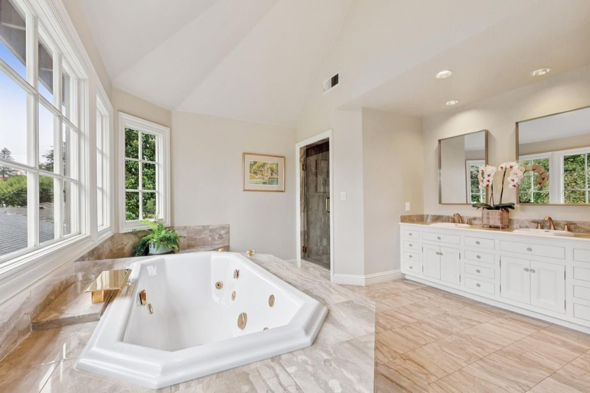 Bathroom, Interior, Recessed Lighting