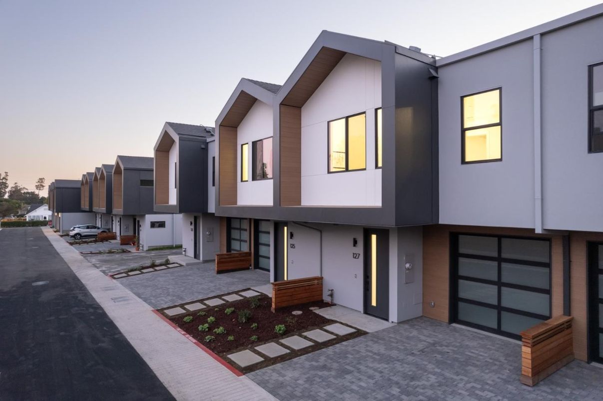 Attached, Exterior, Facade, Modern