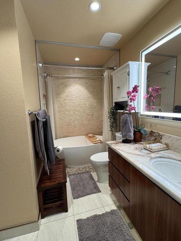 Bathroom, Dual Sink Vanities, Interior, Recessed Lighting
