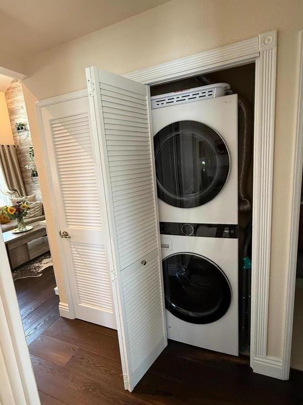 Interior, Utility Closets, Washer, Wood Texture Flooring