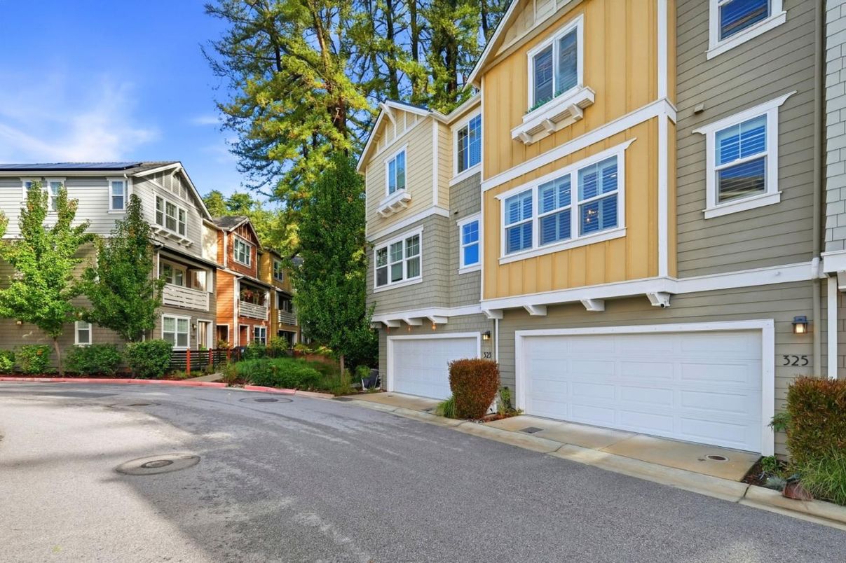 Attached, Exterior, Facade, Rowhouse