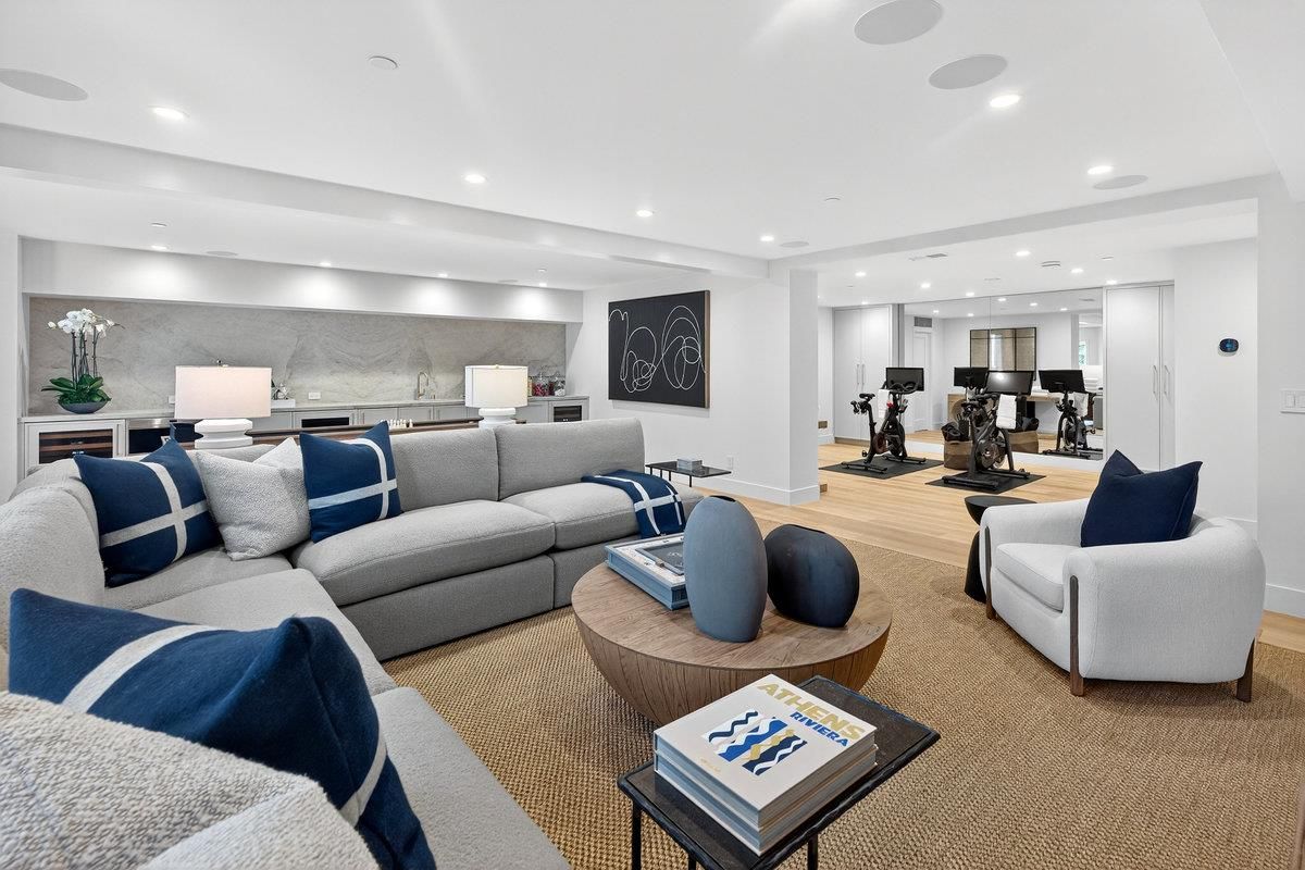 Fitness Equipment, Interior, Living room, Recessed Lighting, Wood Texture Flooring