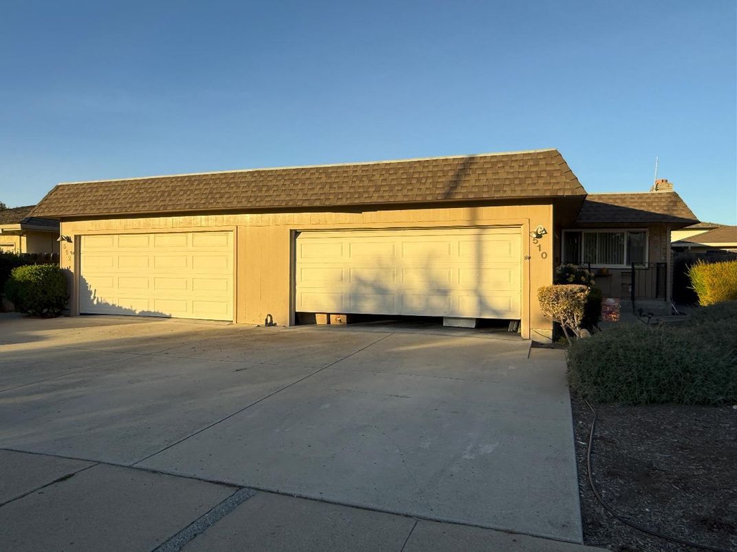 Attached, Exterior, Facade, Ranch