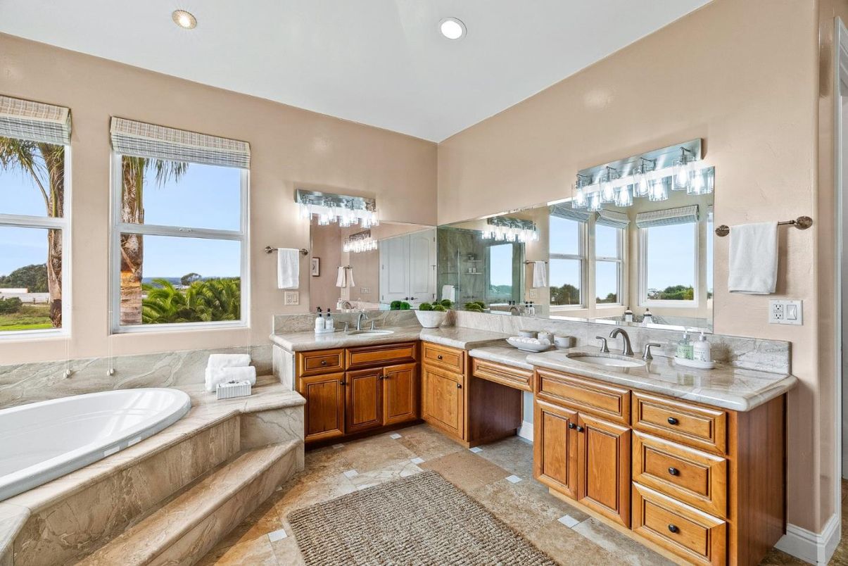 Bathroom, Dual Sink Vanities, Interior, Recessed Lighting