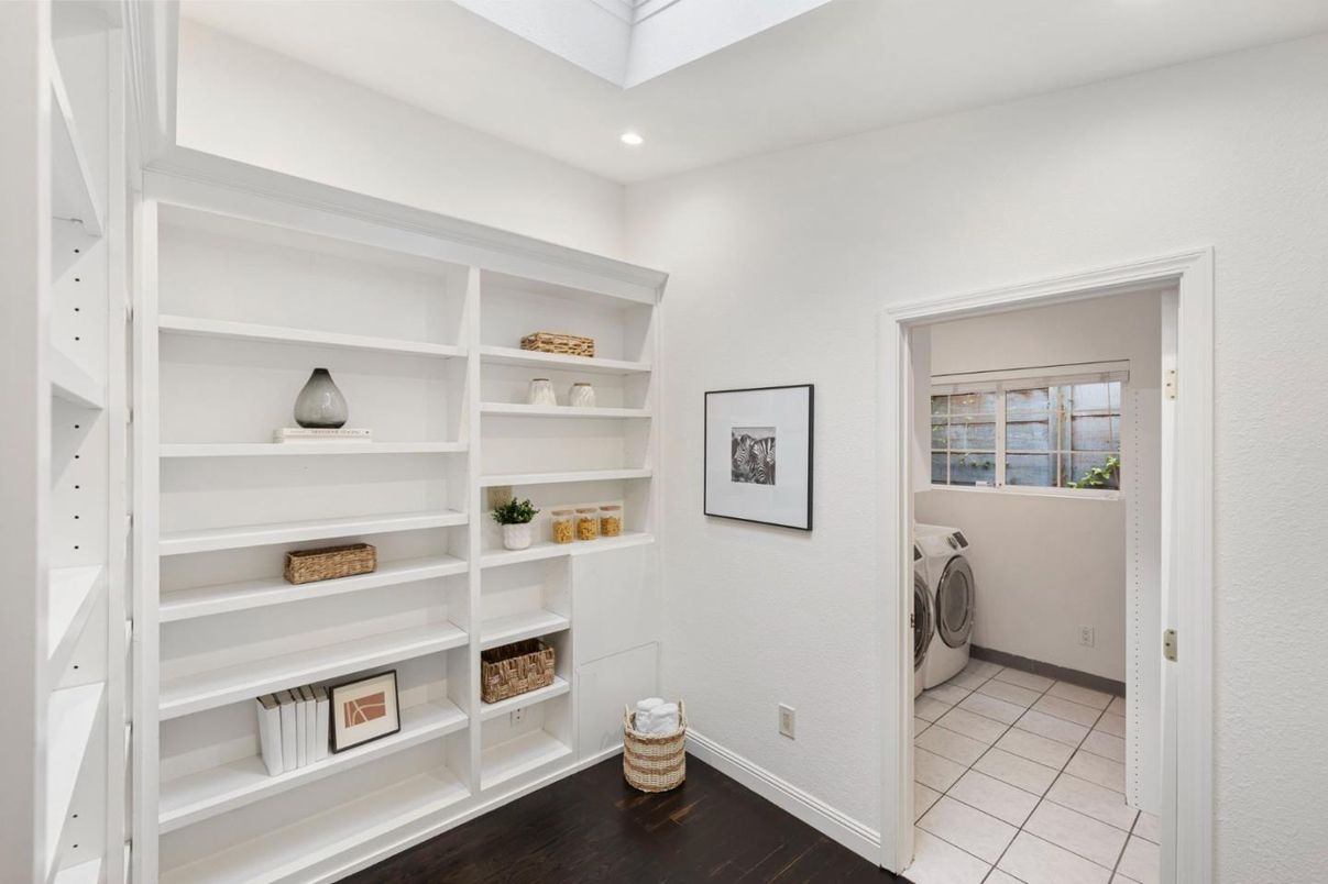 Interior, Recessed Lighting, Washer, Wood Texture Flooring
