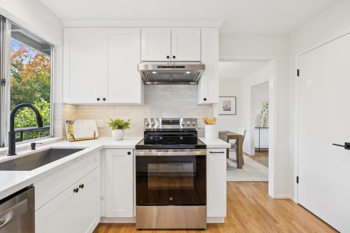 Dining room, Interior, Kitchen, Stainless Steel Appliances, Wood Texture Flooring