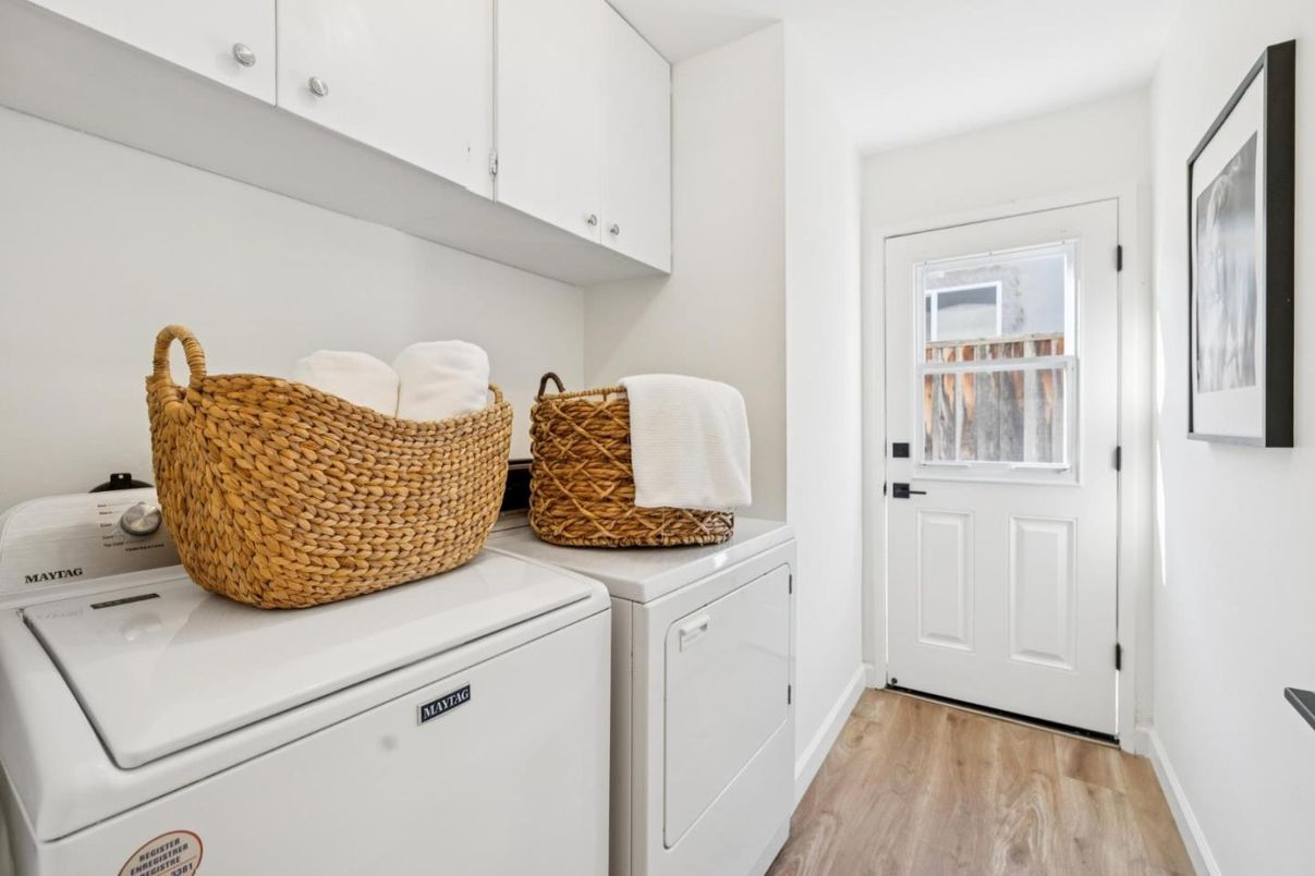 Interior, Washer, Wood Texture Flooring