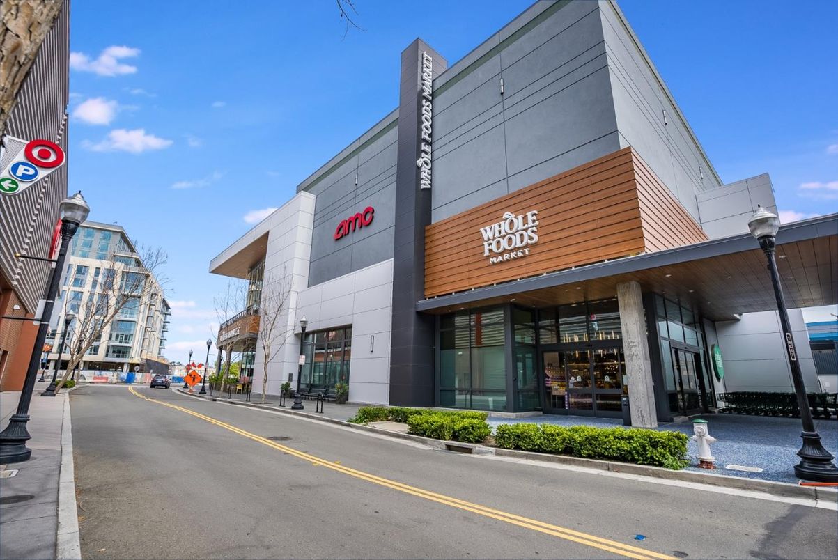 Exterior, Facade, Modern