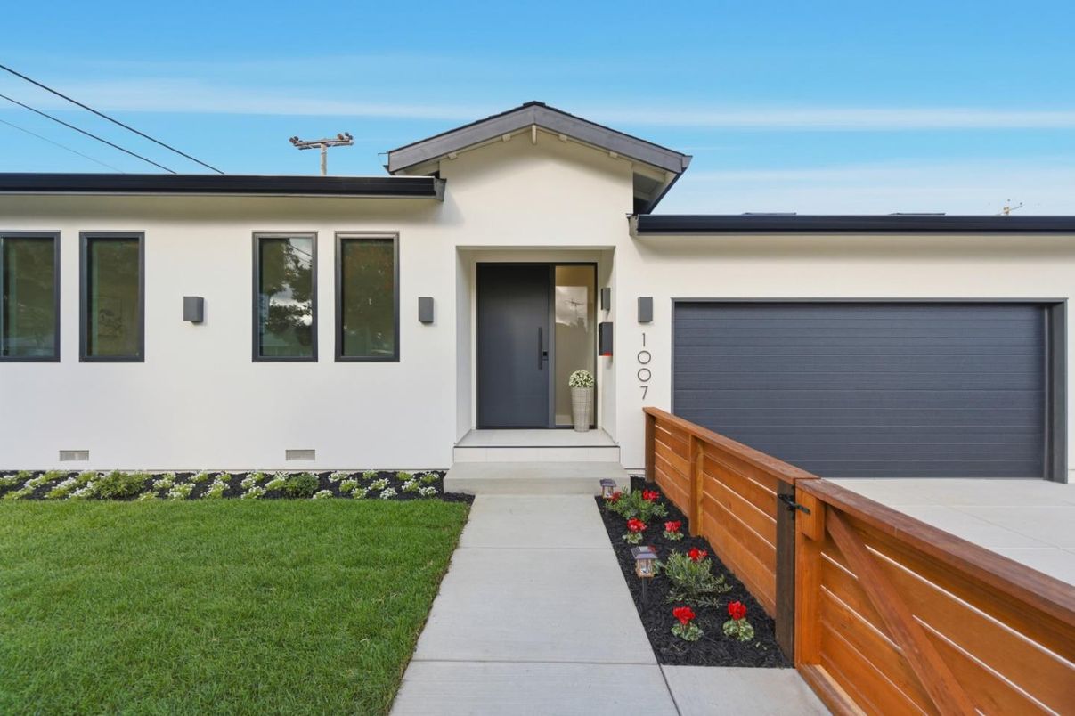 Attached, Exterior, Facade, None