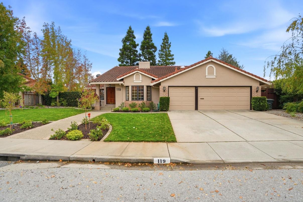 Attached, Exterior, Facade, Spanish Mediterranean