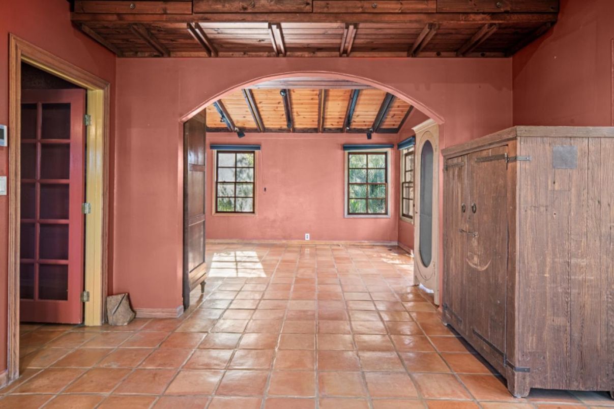Empty room, Interior, Wooden Beams, Wooden Ceilings