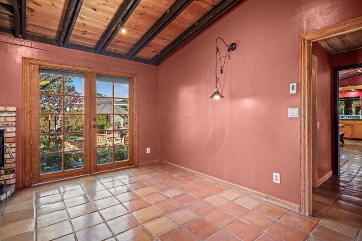 Empty room, Interior, Pendant Lights, Wooden Ceilings