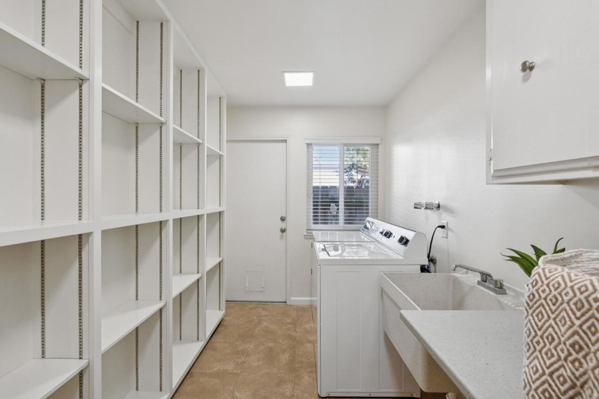 Interior, Recessed Lighting, Walk-in Closets, Washer