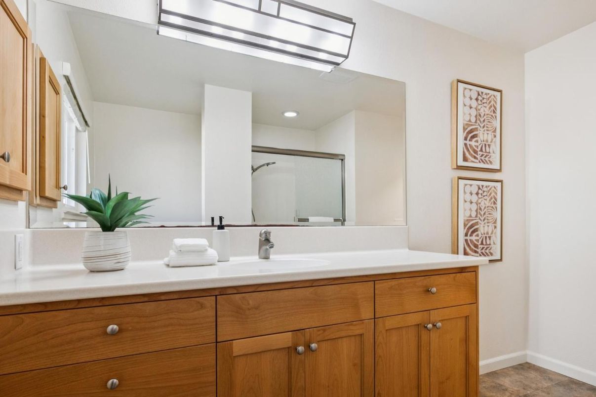 Bathroom, Dual Sink Vanities, Interior, Recessed Lighting
