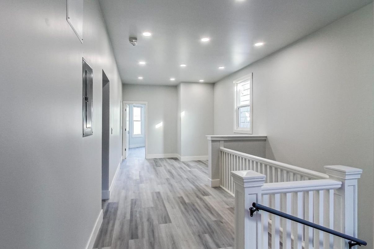 Interior, Recessed Lighting, Wood Texture Flooring