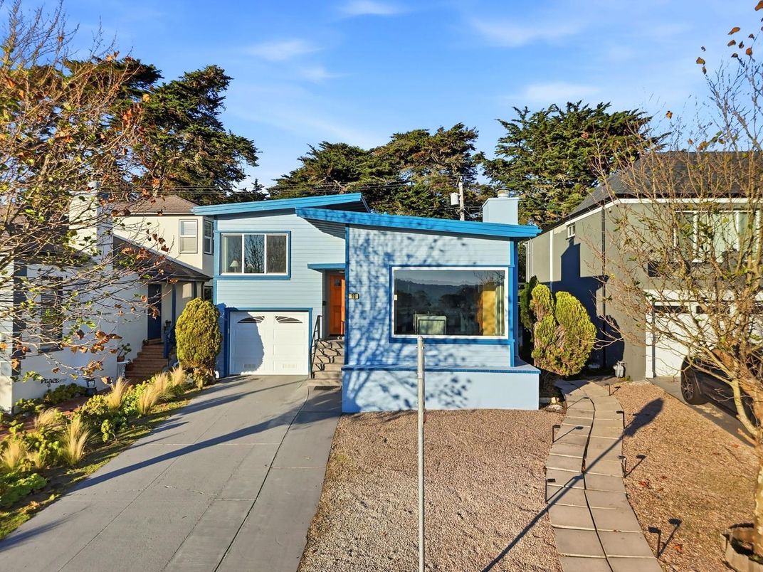 Exterior, Facade, Split Level