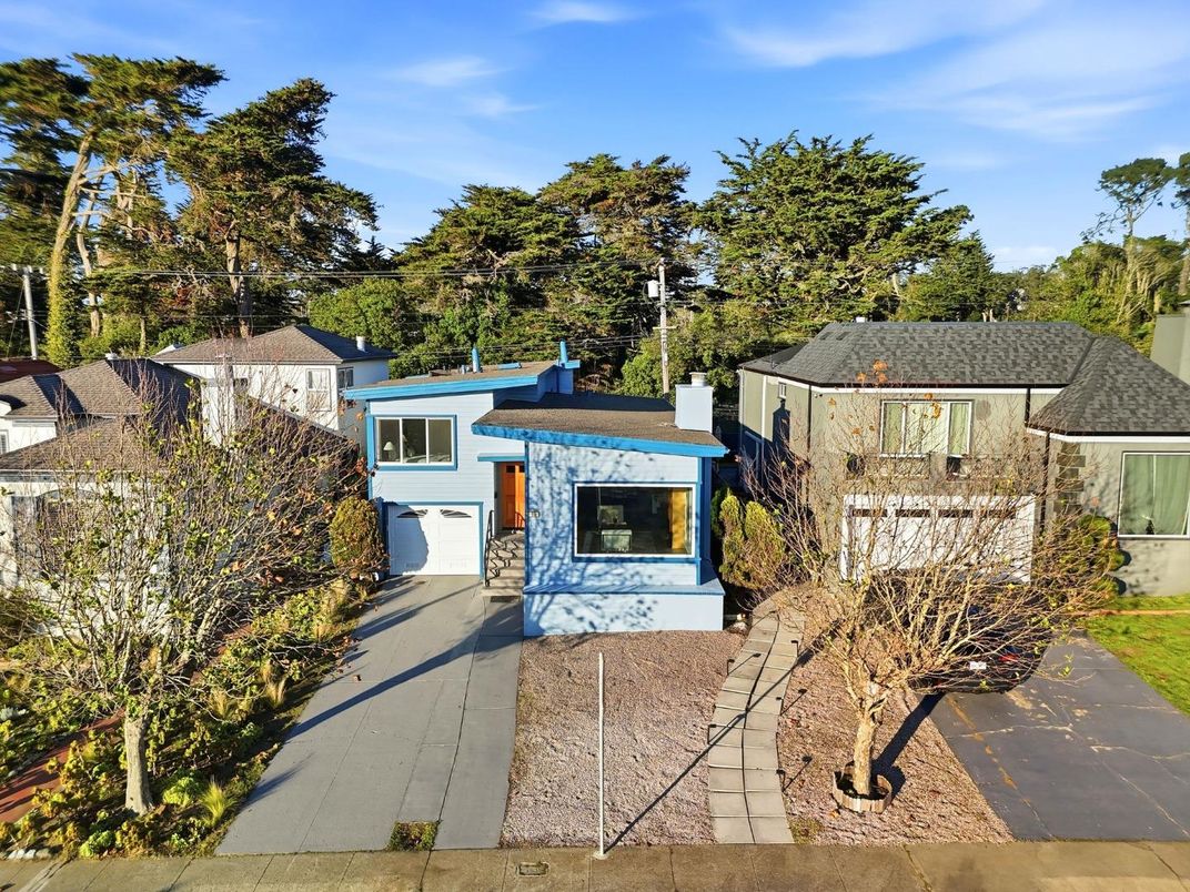 Exterior, Facade, Split Level