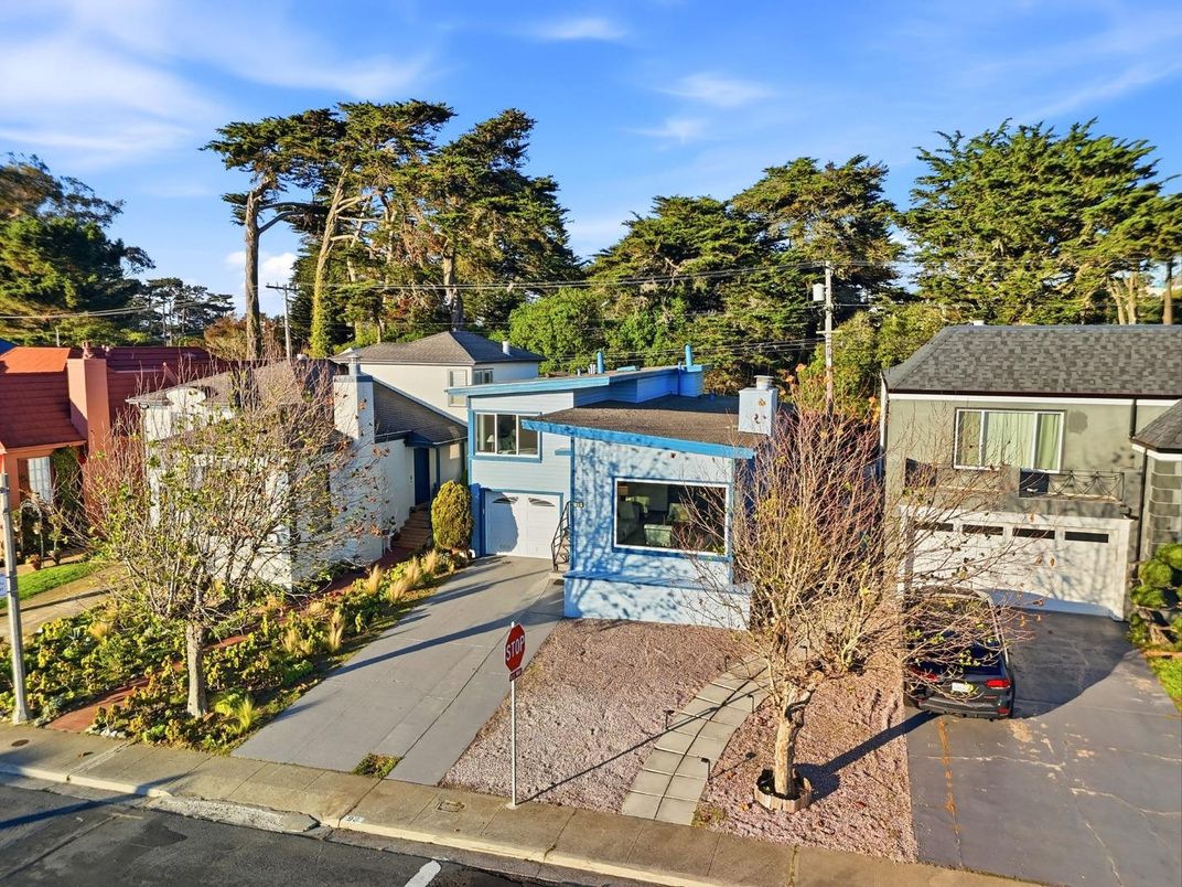 Exterior, Facade, Modern