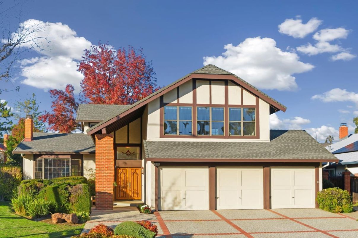 Attached, Exterior, Facade, Tudor Revival