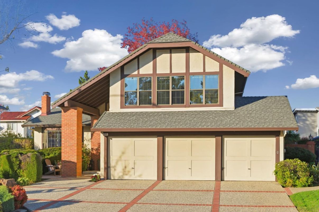Attached, Exterior, Facade, Tudor Revival