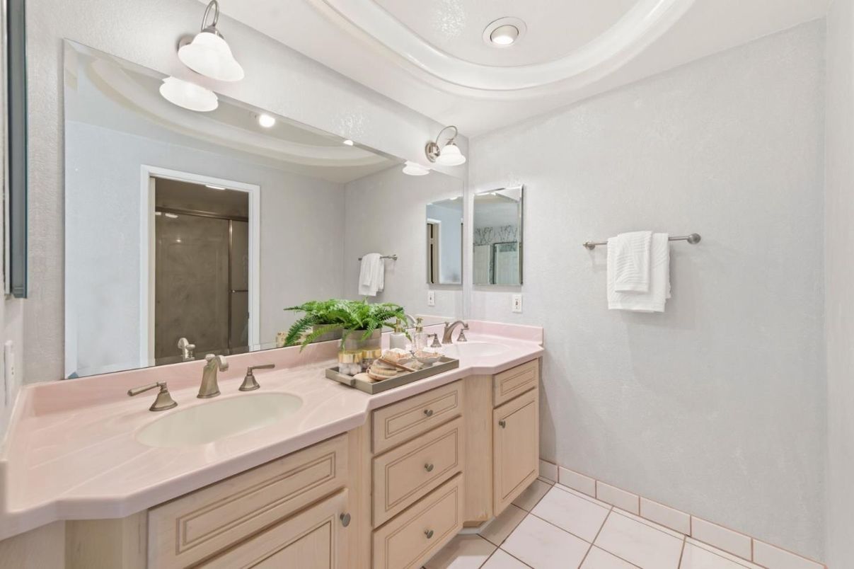 Bathroom, Dual Sink Vanities, Interior, Recessed Lighting