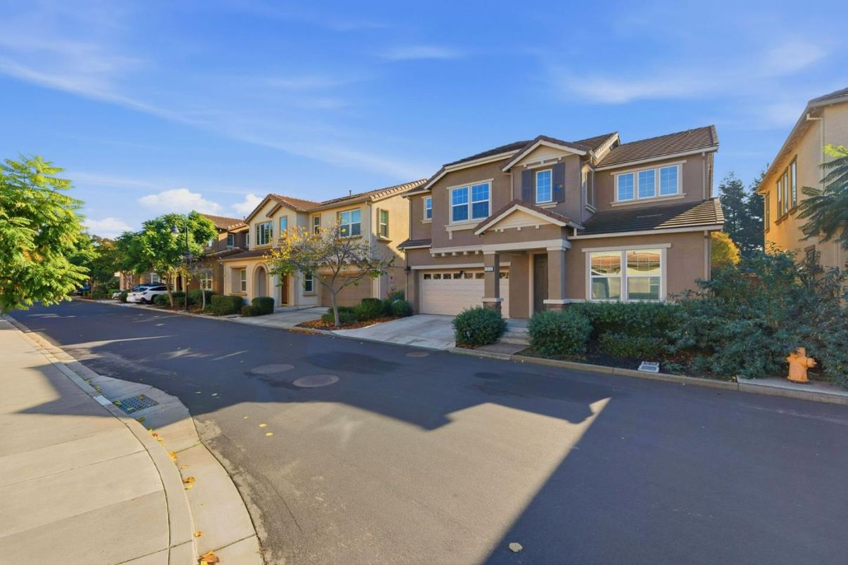 Attached, Exterior, Facade, Mediterranean