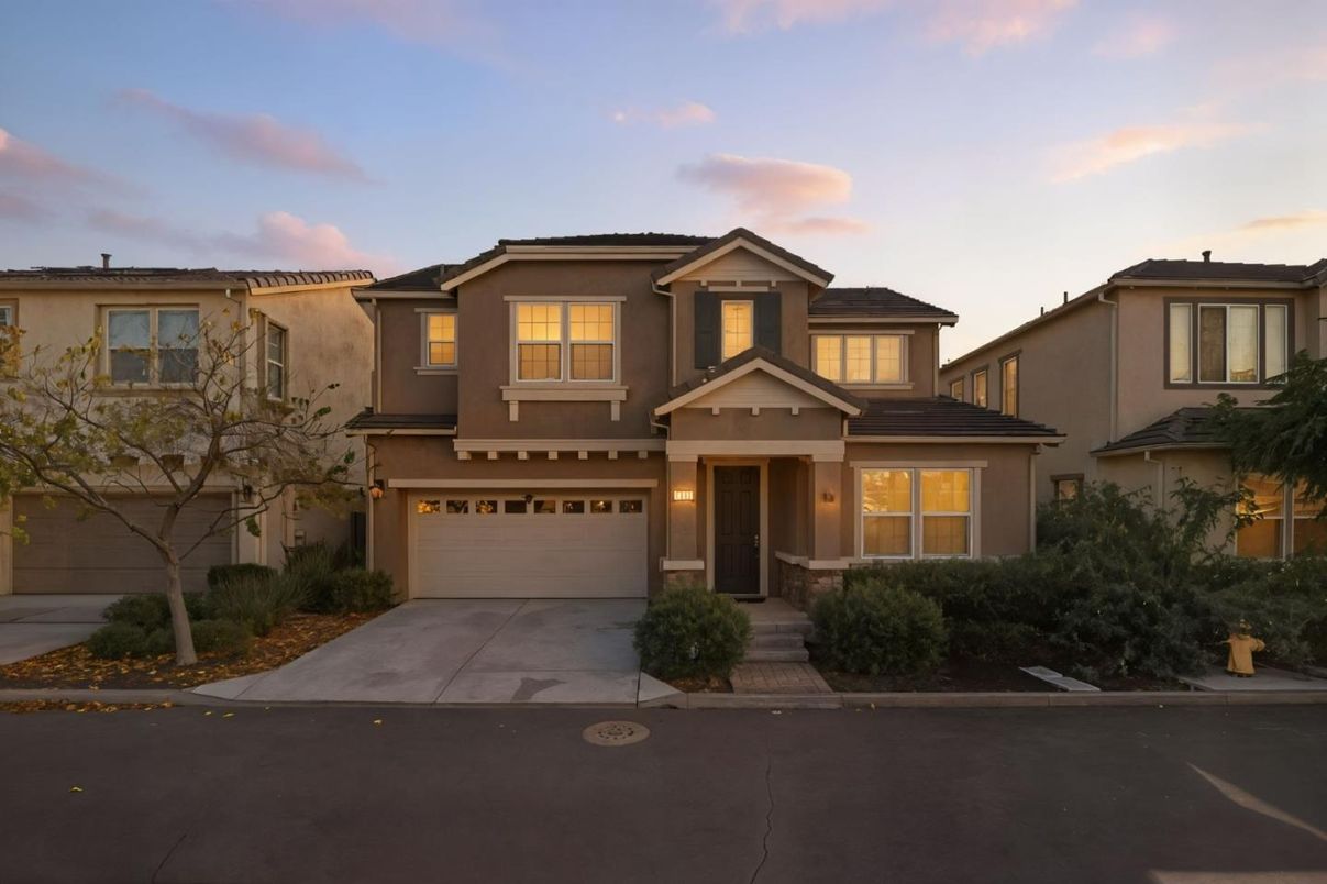 Attached, Exterior, Facade, Mediterranean