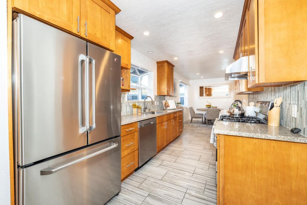 Dining room, Interior, Kitchen, Recessed Lighting, Stainless Steel Appliances