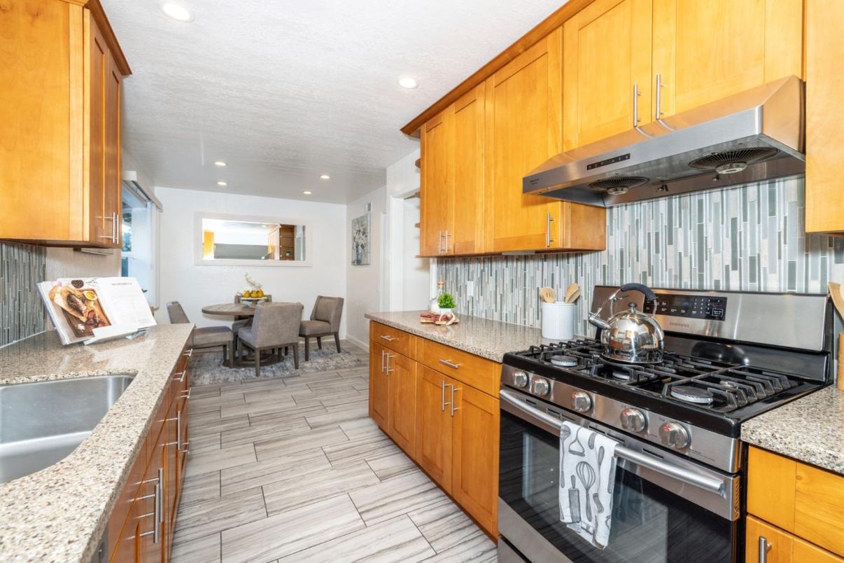 Dining room, Interior, Kitchen, Recessed Lighting, Stainless Steel Appliances