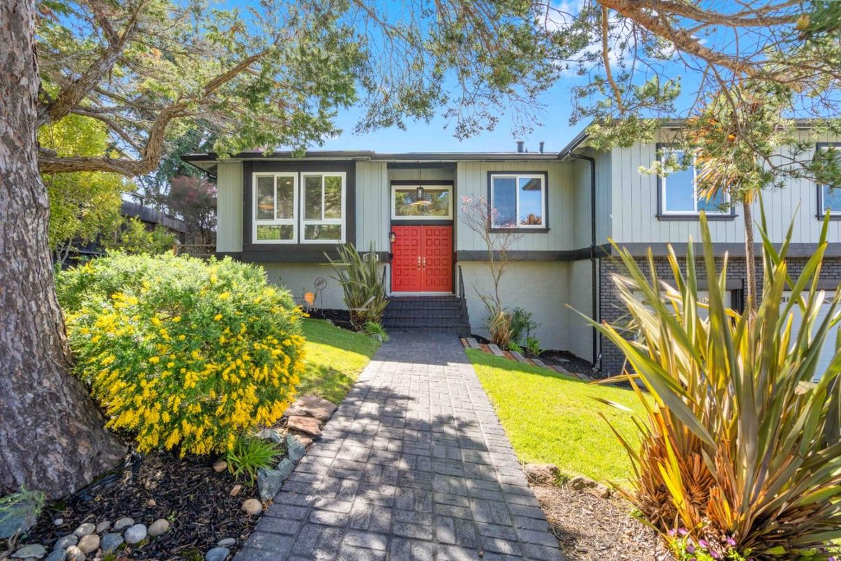 Exterior, Facade, Raised Ranch