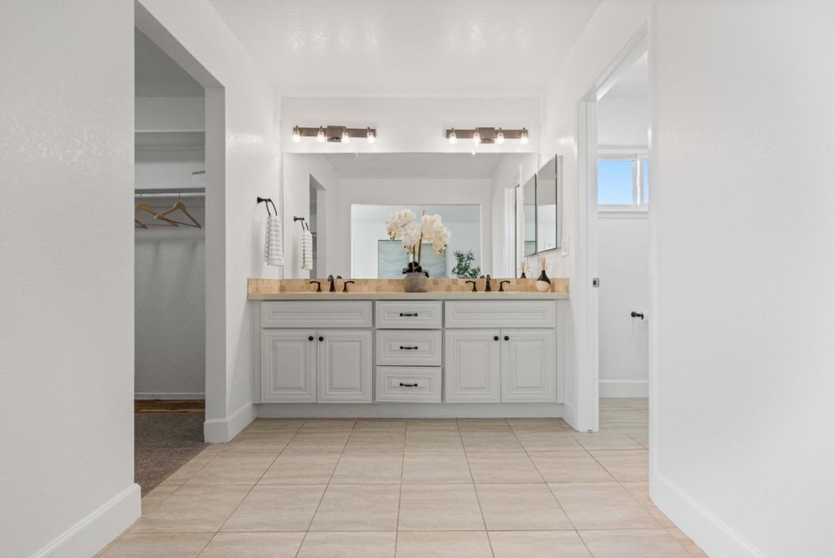 Bathroom, Dual Sink Vanities, Interior