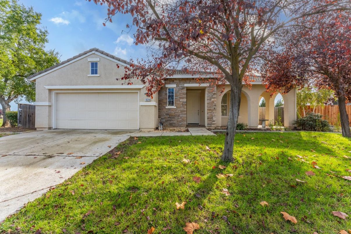 Attached, Exterior, Facade, Spanish Mediterranean