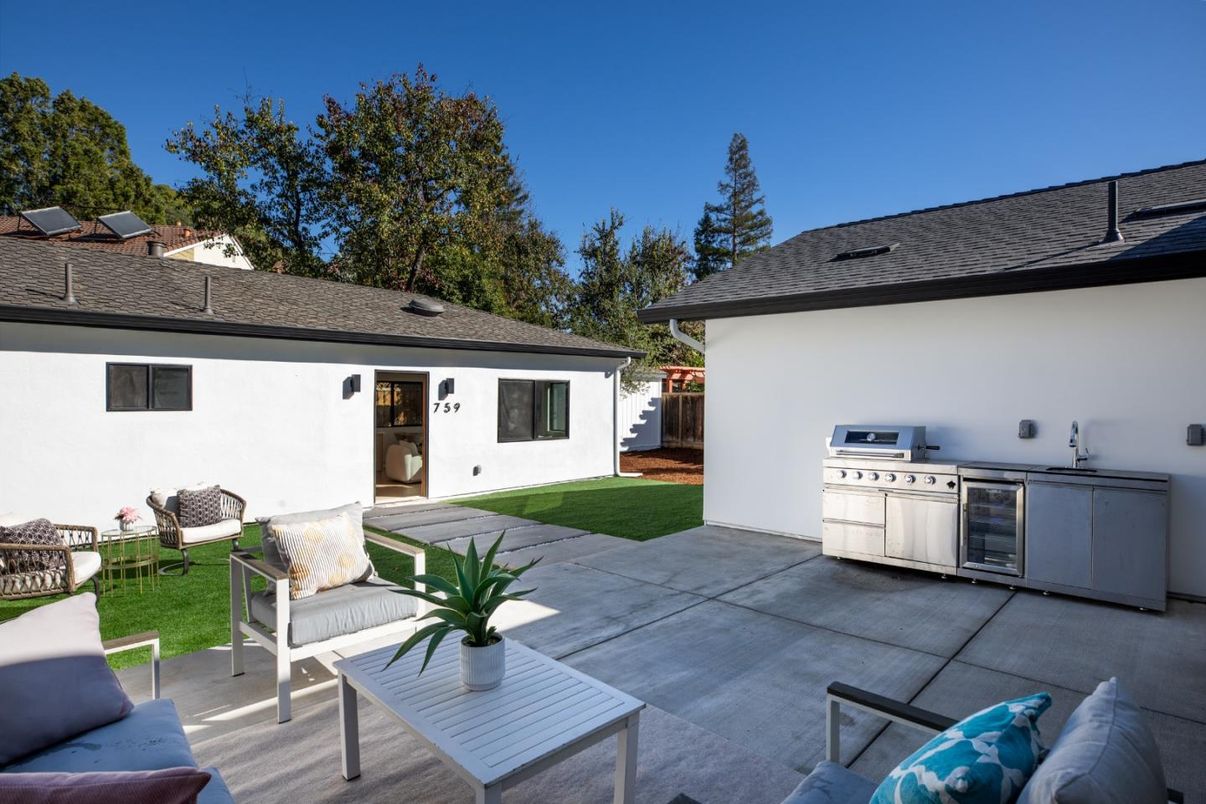 Exterior, Outdoor Kitchen