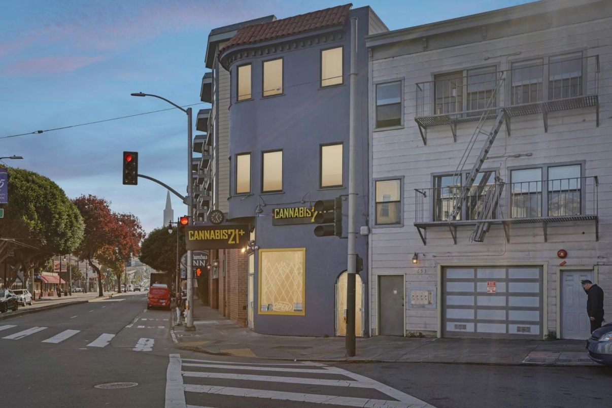 Attached, Exterior, Facade, Rowhouse