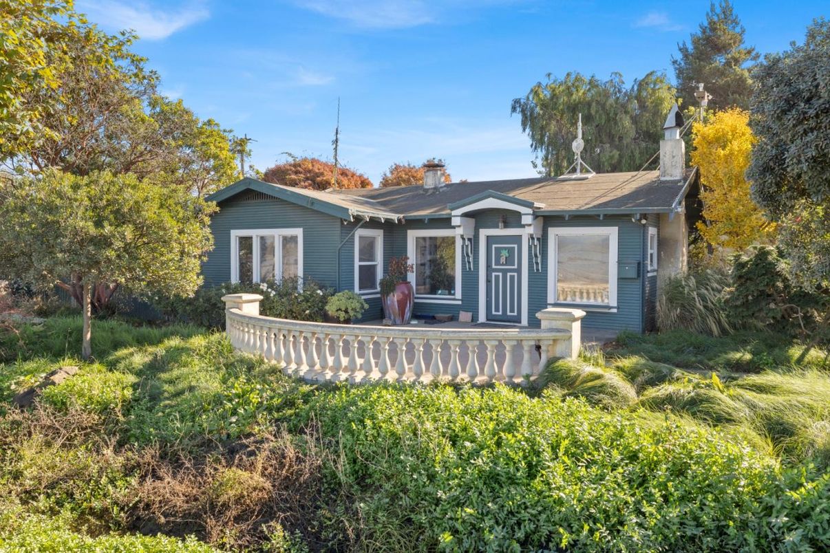 Backyard, Exterior, Facade, Ranch