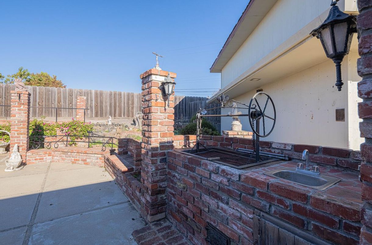 Exterior, Outdoor Kitchen