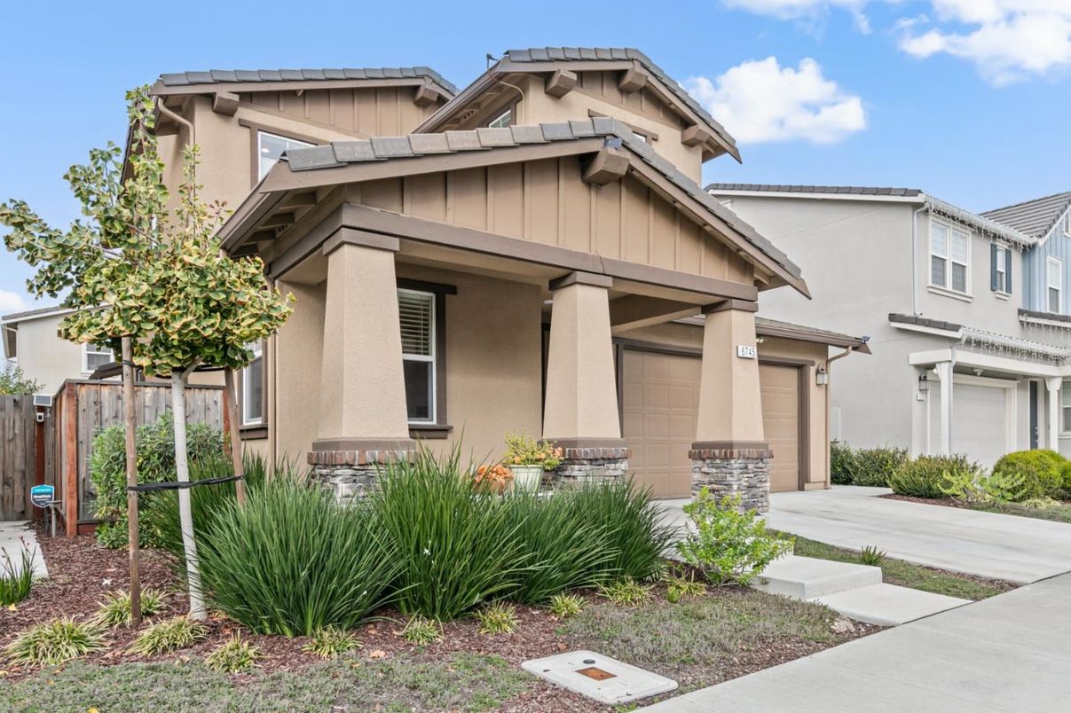 Attached, Exterior, Facade, Mediterranean