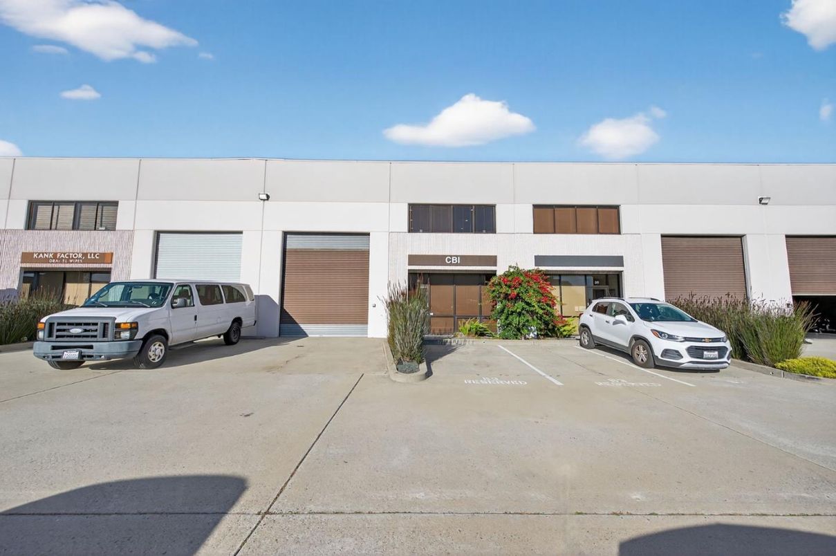 Attached, Exterior, Facade, Modern