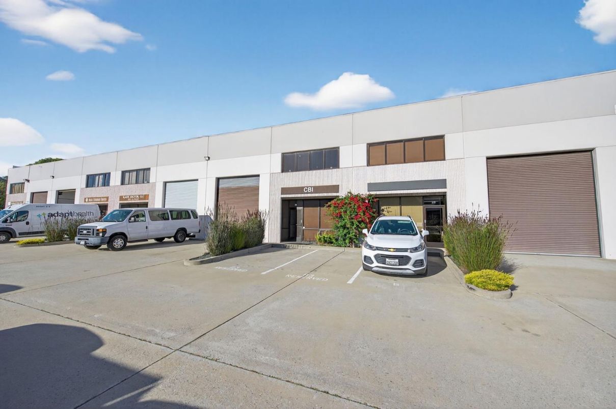 Exterior, Facade, Modern