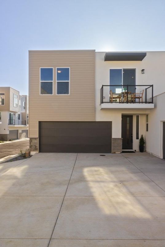 Attached, Exterior, Facade, Modern