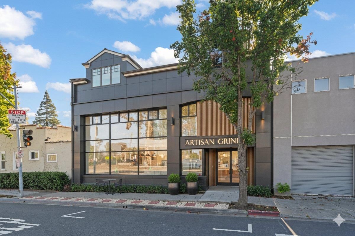 Exterior, Facade, Modern