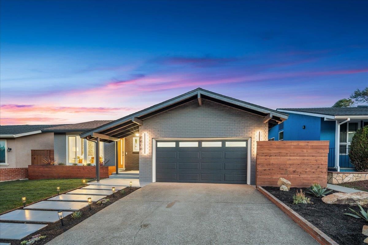 Attached, Exterior, Facade, Ranch