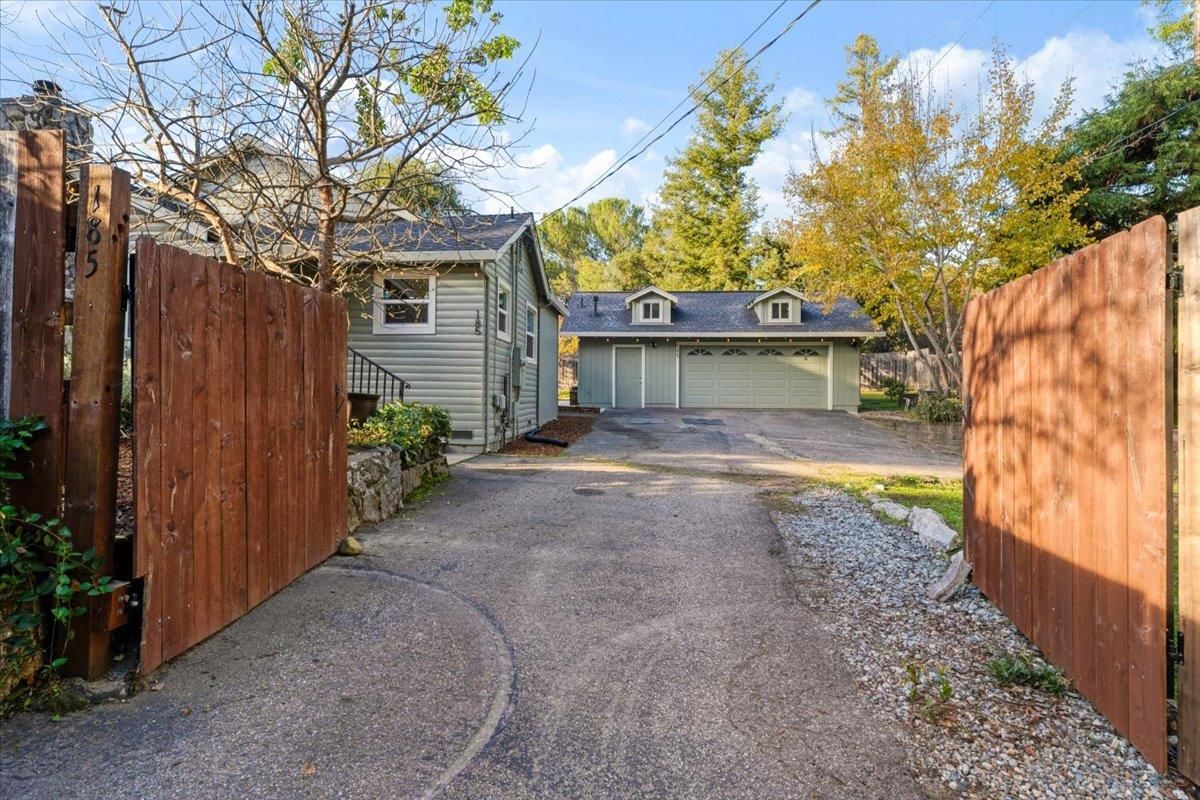 Detached Garage, Exterior