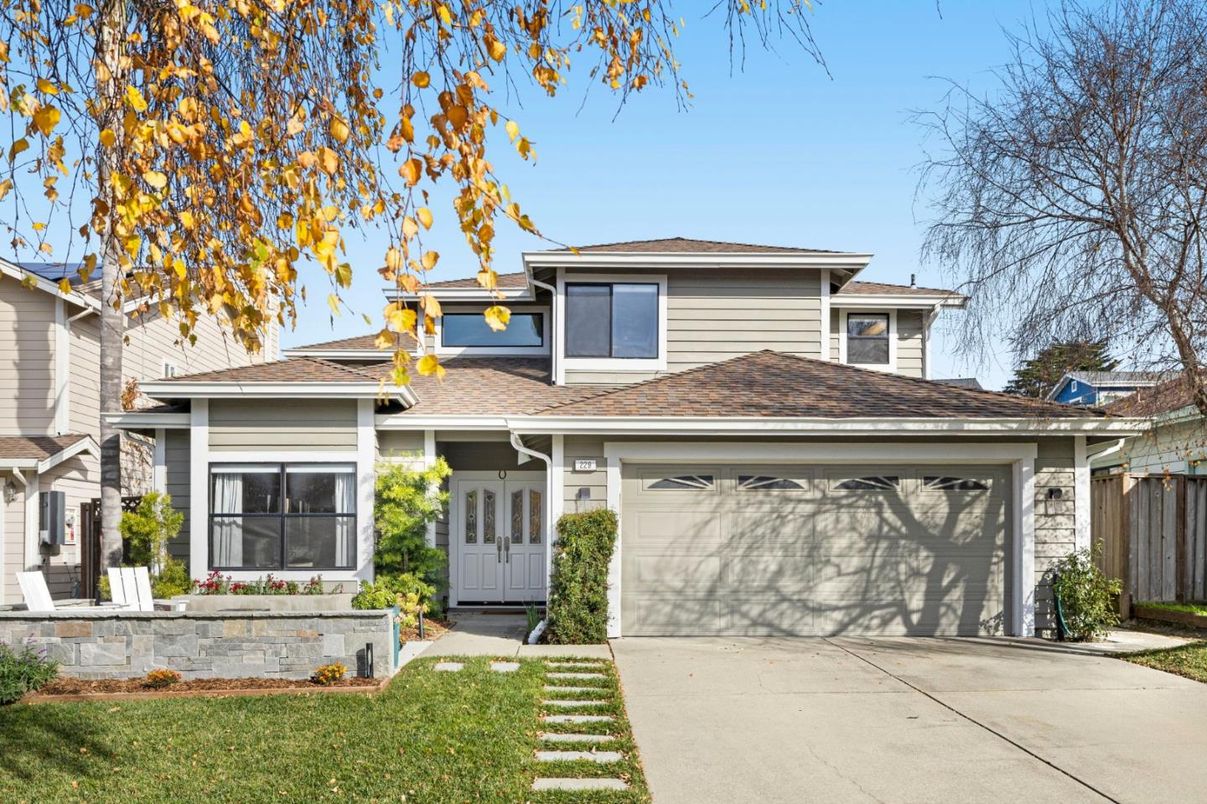 Attached, Exterior, Facade, Split Level